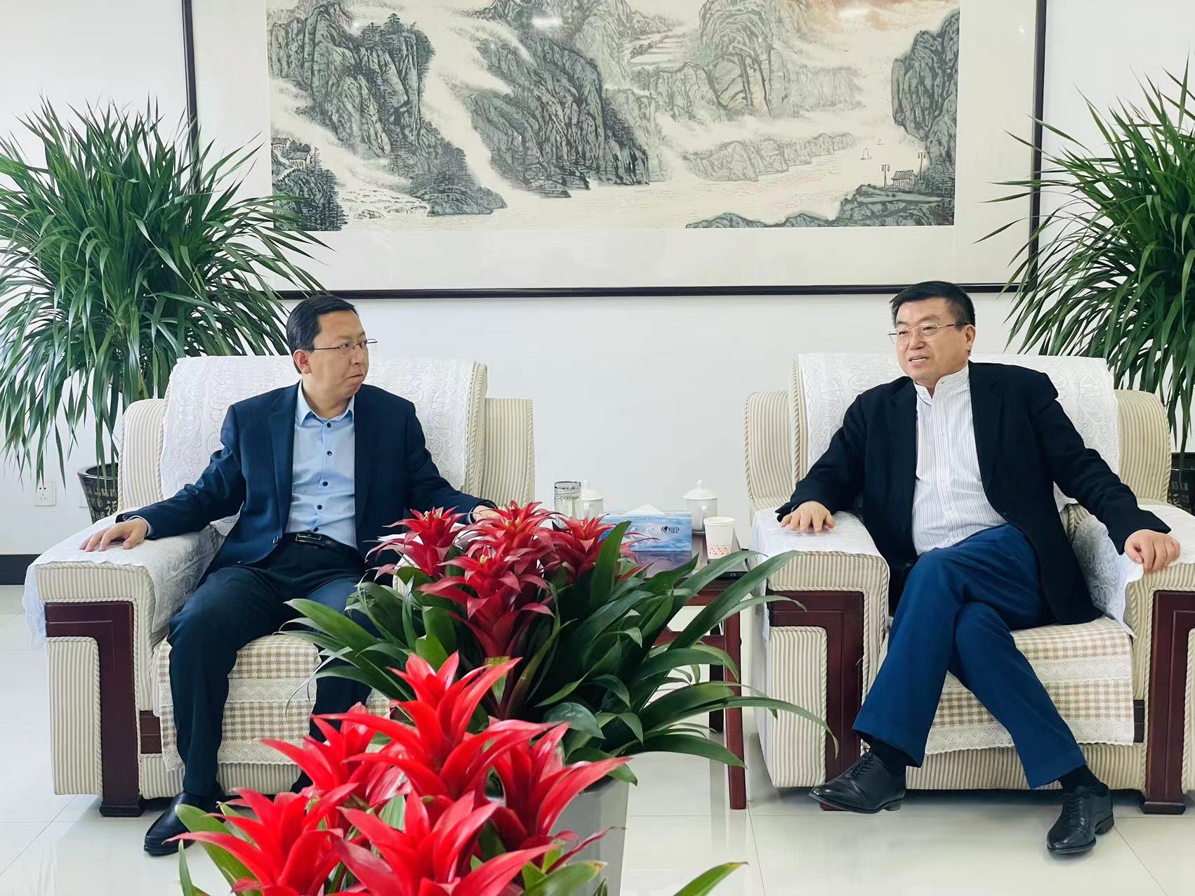 金亞潤環(huán)保董事長常文光與山西省原平市委副書記、市長常永峰就“赤泥資源化綜合利用項目”交流座談